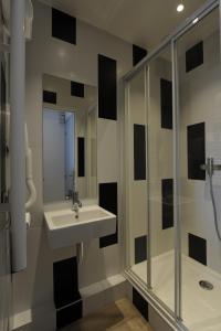 Twin Room with Shower